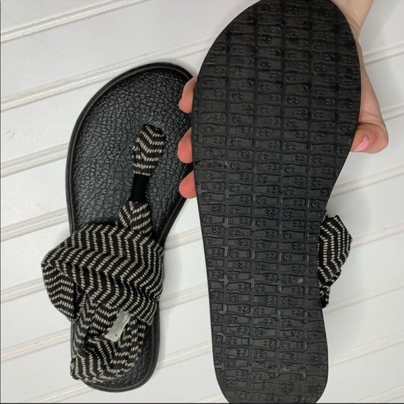 Sanuk Yoga Mat Black & White Chevron Print Sandals - Picture 5 of 5